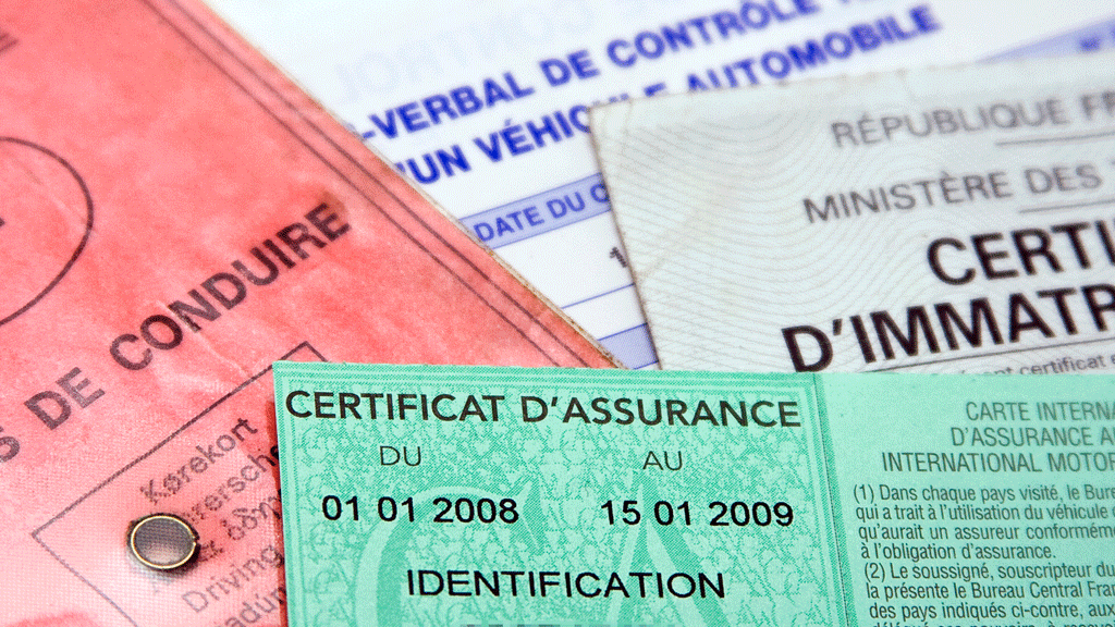 Documents pour souscrire une assurance auto : carte grise et permis sur bureau